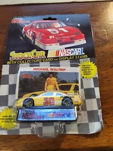 1992 MICHAEL WALTRIP STOCKCAR NASCAR MIT SAMMLERAUTO UND STÄNDER # 30 - Bild 1 von 1