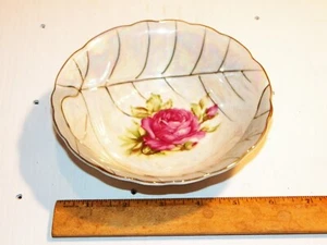 Tazón para servir verduras de porcelana vintage con diseño de rosa - Imagen 1 de 5