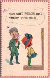 Postal de saludos cómic de 1913 "'No eres mucho, pero eres suficiente" chica a escala - Imagen 1 de 2