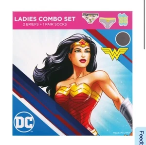 Women's Wonder Women 2 Briefs & Socks 3 Piece Gift Set, Size Small - Picture 1 of 9