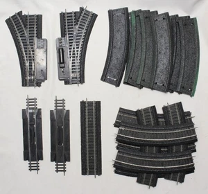 Konvolut Marx HO Scale Straßenbettgleise, L & R Weichen, Gleise, Entkupplungen & Betten - Bild 1 von 7