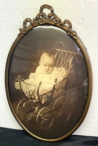Antiguo marco victoriano ovalado de latón convexo burbuja vidrio bebé 23”X15”X3” - Imagen 1 de 4