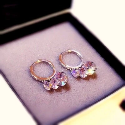 18K White Gold GF 3x Round Cubic Zirconia Sparkling Waterfall Huggie Earrings Foto 1 de 4