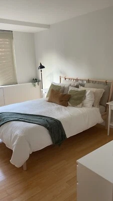 Marco de cama IKEA de un año tamaño queen en increíble estado Foto 1 de 3