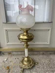 BEAUTIFUL VINTAGE BRASS CLAW FOOT TABLE BANQUET LAMP W/GLASS CRIMPED EDGED GLOBE - Picture 1 of 24