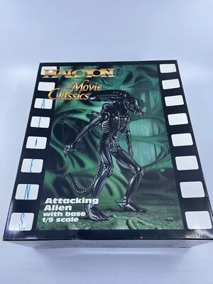 HALCYON ALIENS ATTACKING ALIEN W/ BASE MODEL KIT - Image 1 of 4