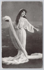 Mujer Bonita con Pelo Largo con Largo Mientras Vestido Postal - Imagen 1 de 2