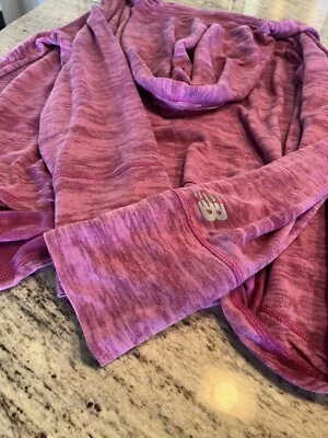 Camisa atlética New Balance rosa con capucha para mujer Foto 1 de 4