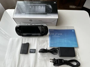 Consola portátil Sony PSP 2000 piano negra con batería y microSD de 32 GB - Imagen 1 de 8