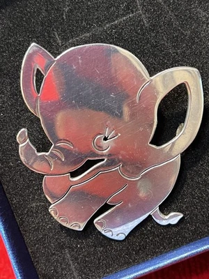 Broche broche vintage de plata de ley 925 un adorable bebé elefante 2 1/2" de diámetro Foto 1 de 4