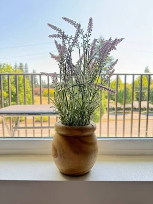 Planta de lavanda artificial en maceta de madera rústica - realista, impresionante imitación Foto 1 de 4