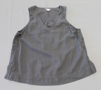 Top sin mangas de mezcla de lino Caslon talla mediana para mujer gris carbón cuello en V botón Foto 1 de 4