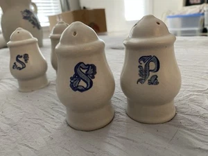 Vintage Pfaltzgraff Yorktowne Salt and Pepper Shaker Set 4" Blue S & P Stoneware - Picture 1 of 5