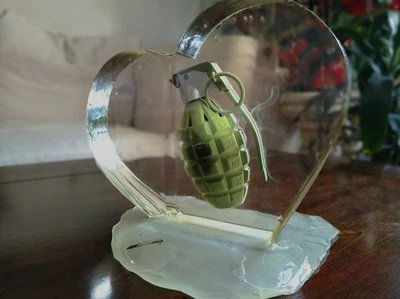 Escultura de resina Love Hurts Heart Grenade Foto 1 de 4