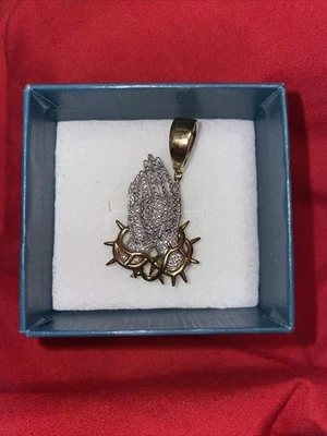 Colgante Manos Jesús Chapado en Oro 14 Con Diamantes de Laboratorio  Foto 1 de 4