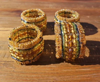 Precioso Pier One? Juego de 4 servilleteros bohemios con cuentas dorado marrón verde usados en excelente estado Foto 1 de 4