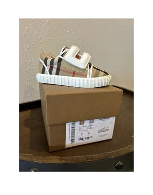 Excellent condition Unisex Burberry Infant Shoe - Image 1 of 4