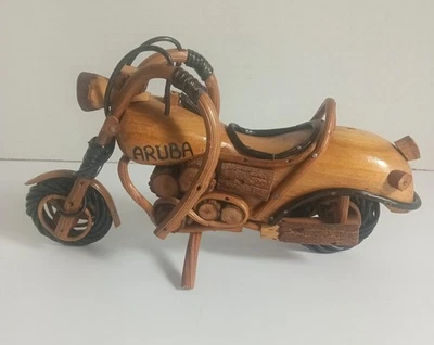 Motocicleta de madera artesanal de Aruba  Foto 1 de 4
