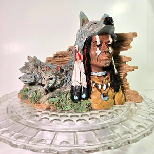 Figura de resina de nativo americano con tocado de lobo y 3 lobos - Imagen 1 de 7