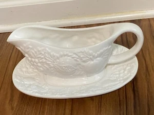 Gibson Gravy Boat Blanco Todos los Días Placa Base Sin Unir Fruta en Relieve - Imagen 1 de 9