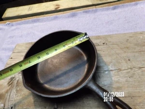 Cast Iron Skillet no Brand "NO. 5 8 1/8 IN." Frying Pan Nice! - Picture 1 of 8