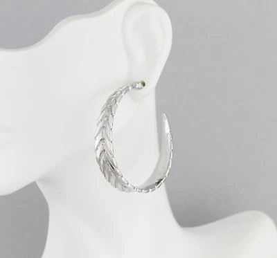 Pendientes de aro de poste grande tono plata de 1 5/8" de ancho patrón de plumas de hoja Foto 1 de 4