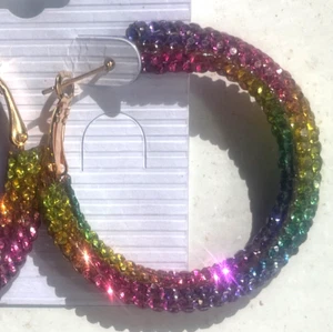 ORECCHINI CERCHIO ARCOBALENO cristallo testurizzato -y pali sella - Foto 1 di 7
