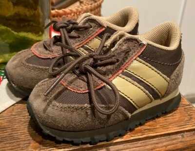 Zapatillas deportivas con cordones para niños pequeños talla 5 marrón y tostado Foto 1 de 4