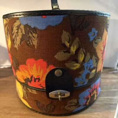 Peluca Floral Vintage Años 60 70 Marrón Azul Rojo Sombrero Caja Estuche de Viaje Retro Foto 1 de 4