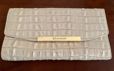 Cartera de chequera Brahmin de cuero blanco cocodrilo en relieve con bolígrafo PRÍSTINO ESTADO Foto 1 de 4