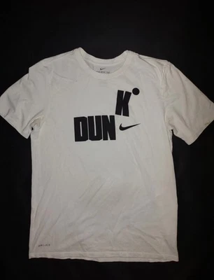 Camiseta Nike Dri-Fit Dunk. Camiseta blanca manga corta con logotipo a cuadros Spellout talla: M Foto 1 de 4
