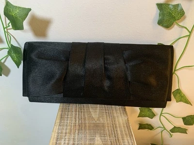 "Mini cartera Jessica McClintock negra satinada con arco | 9"" de ancho X 4"" | correa de cuerda" Foto 1 de 4