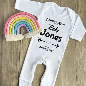 Personalisierter Baby Grow für Schwangerschaftsankündigung, Babyankündigung Fälligkeitsdatum - Bild 1 von 3