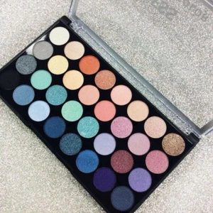 City Color Cosmetics 32 Shade Eye Shadow Fearless Palette 53-HITOP New - Picture 1 of 1