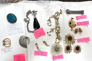 Lote de broches, pendientes y collares de piezas firmadas en su mayoría de joyas vintage - Imagen 1 de 10