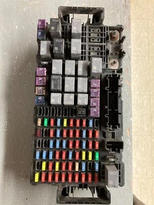 2008 Hummer H3 Engine Bay Fusebox Fuse Block Relay 25908815 - Picture 1 of 11