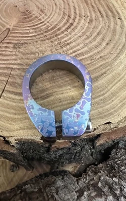 Titanio 31,8 mm: abrazadera de tija de sillín para cuadro de bicicleta ~ arte personalizado de Ti. Casso anodizado Foto 1 de 4