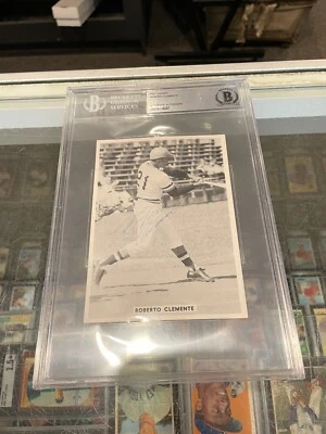 ROBERTO CLEMENTE PITTSBURGH PIRATES SIGNED 4X5.5 TEAM ISSUED PHOTO BECKETT MINT - Image 1 of 3