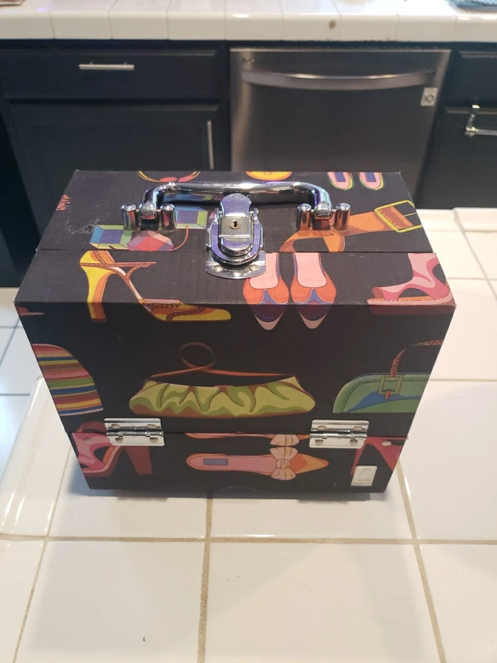 Estuche de Transporte de Colección CABOODLES Estampado de Zapatos/Carteras Joyería y Maquillaje con Asa Foto 1 de 4
