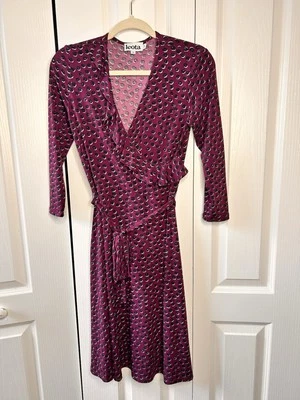 Vestido envolvente Leota cuello en V púrpura lunares volantes cinturón talla pequeña elástico Foto 1 de 4