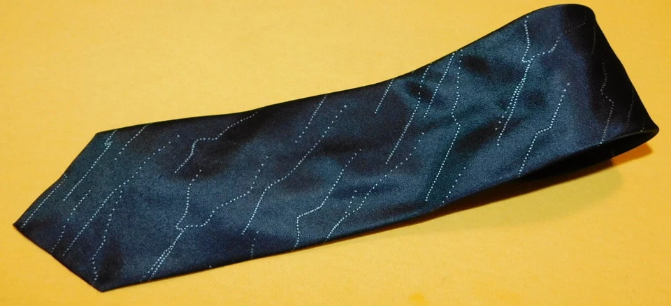 CALVIN KLEIN COLLECTION MADE IN ITALY GREY/WHITE STRIPED SLIM TIE - NECK TIES. - Image 1 of 4