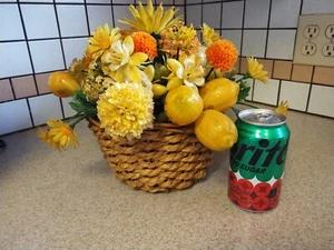 Composizione floreale plastica moderna vintage metà secolo fiori arancio frutta limone - Foto 1 di 5