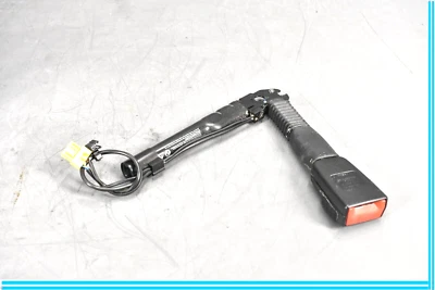 ОРИГИНАЛЬНАЯ ПРЯЖКА ПЕРЕДНЕГО РЕМНЯ БЕЗОПАСНОСТИ ДЛЯ ПРАВОСТОРОННЕГО ПАССАЖИРА BMW 650i F06 2012–2018 годов выпуска - Изображение 1 из 4