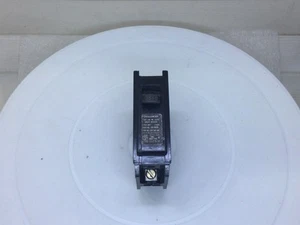 Interruptor de circuito atornillado GTE/Challenger BQ1C020 20 amperios 1 polo 120/240 VCA tipo BQ - Imagen 1 de 12