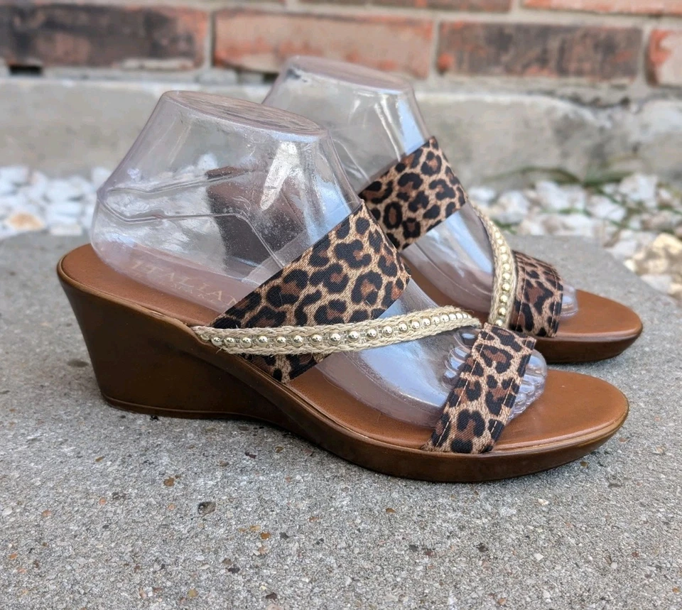 Sandalias de cuña con estampado animal negro y marrón zapatero italiano con tachuelas doradas talla 10M Foto 1 de 4