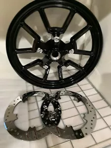 HARLEY FRONT DYNA LOW RIDER S 2014 -17 CUSTOM GLOSS BLACK OEM WHEEL EXCHANGE - Foto 1 di 12