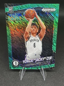 2024-25 Prizm Black Yongxi Jacky Cui Rookie Green Shimmer Prizm FOTL 6/7 No. 202 - Bild 1 von 3