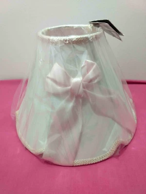 Pantalla blanca BabiesRUs con arco blanco roto/rosa y detalles Foto 1 de 4