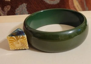 VTG Bakelite Bracelet Chunky Bangle Dark Green W Odd Triangle W Ammonite Pattern - Picture 1 of 9