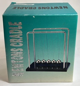 Vintage Newton's Cradle dimostratori scientifici nuovi in scatola spencers 2000 - Foto 1 di 5